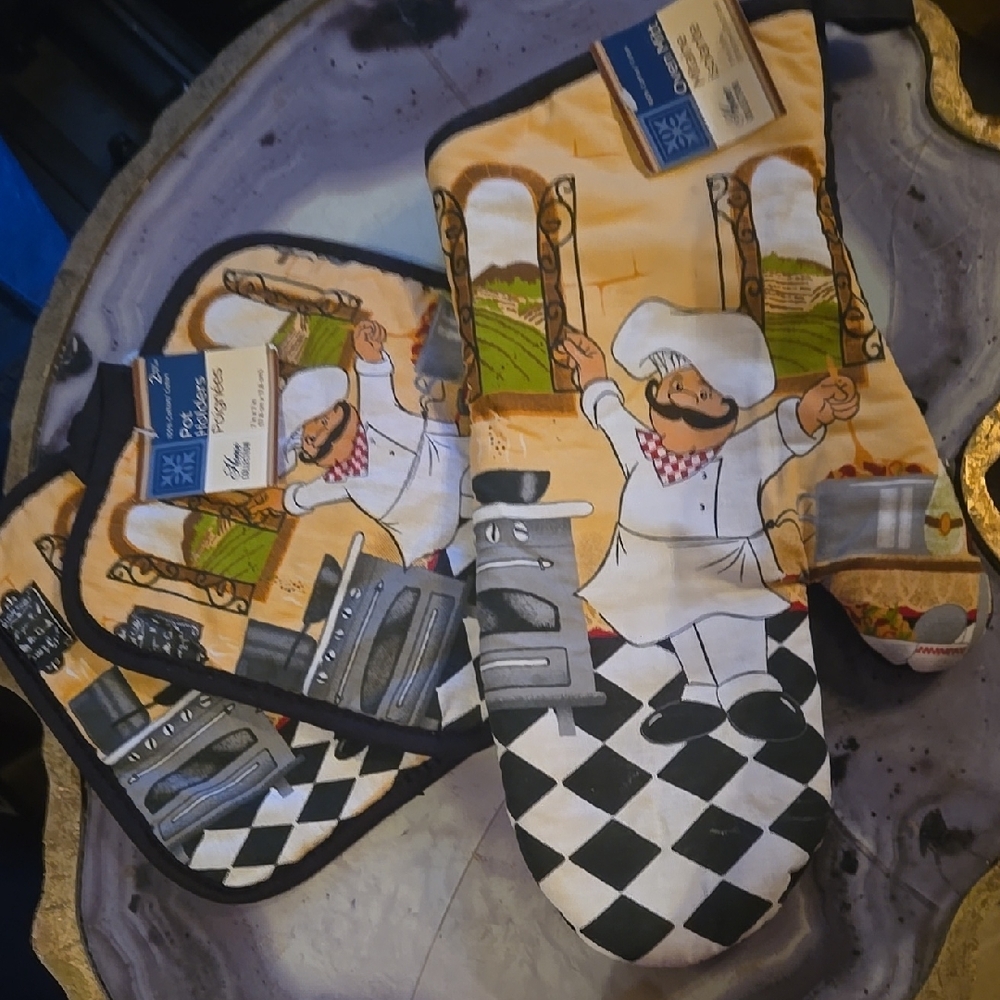Chef Design Oven Mitt and Pot Holder Set